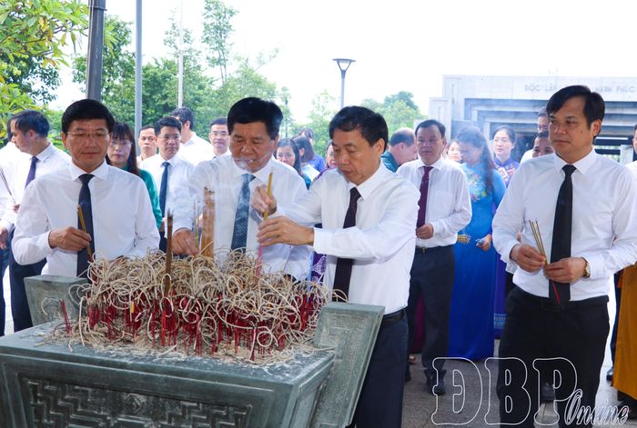 Lãnh đạo tỉnh Điện Biên dâng hương tại Đền thờ Liệt sĩ tại Chiến trường Điện Biên Phủ.