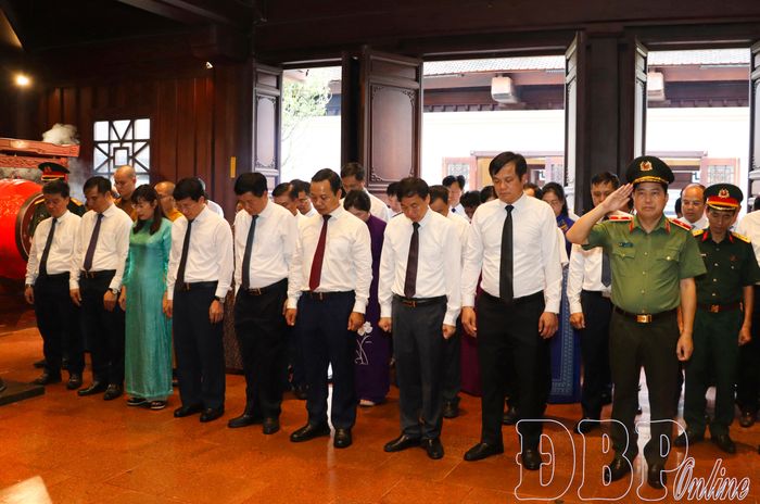 Đoàn đại biểu dành phút mặc niệm tưởng nhớ công ơn các anh hùng, liệt sĩ tại Đền thờ Liệt sĩ tại Chiến trường Điện Biên Phủ.