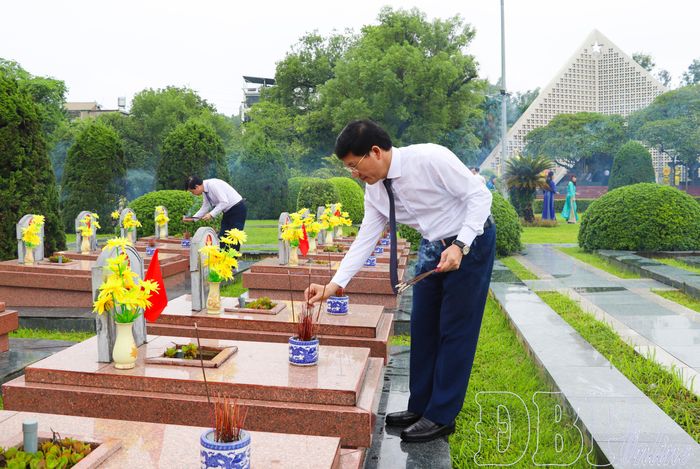 Đồng chí Mùa A Vảng, Ủy viên dự khuyết Ban Chấp hành Trung ương Đảng, Phó Bí thư Tỉnh ủy, Chủ tịch Ủy ban MTTQ Việt Nam tỉnh dâng hương các phần mộ liệt sĩ tại Nghĩa trang Liệt sĩ quốc gia A1.