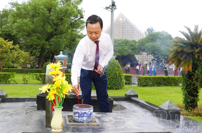 Bí thư Tỉnh ủy Trần Tiến Dũng dâng hương phần mộ liệt sĩ tại Nghĩa trang Liệt sĩ quốc gia A1.