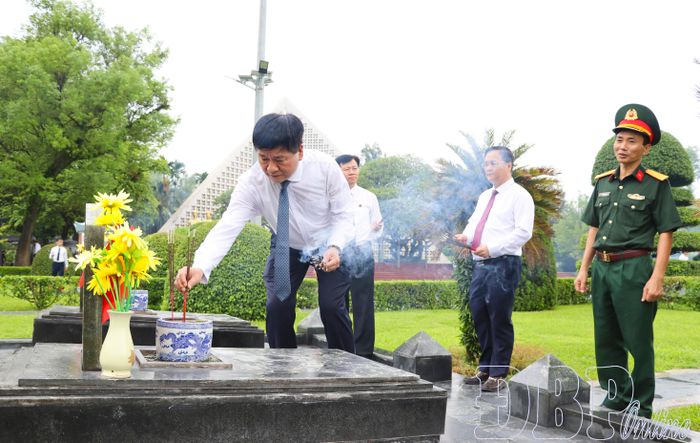 Đồng chí Lê Thành Đô, Phó Bí thư Thường trực Tỉnh ủy, Chủ tịch HĐND tỉnh dâng hương các phần mộ liệt sĩ tại Nghĩa trang Liệt sĩ quốc gia A1.