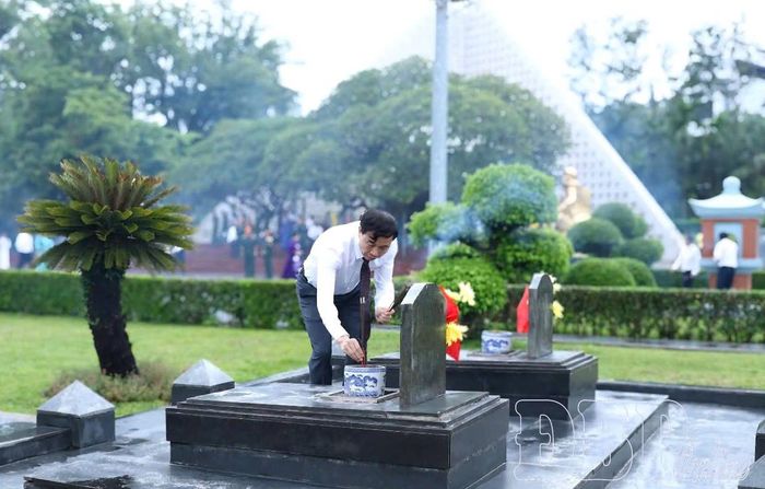Đồng chí Lê Văn Lương, Phó Bí thư Tỉnh ủy, Chủ tịch UBND tỉnh dâng hương các phần mộ liệt sĩ tại Nghĩa trang Liệt sĩ quốc gia A1. 