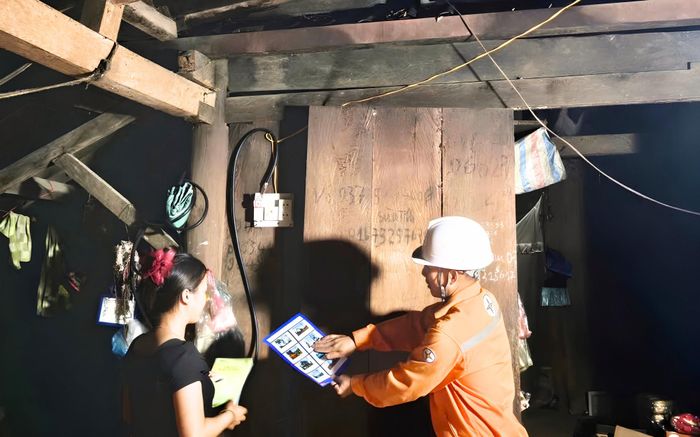 Công nhân Điện lực Na Sang (Công ty Điện lực Điện Biên) hướng dẫn người dân bản Phua Di Tổng (xã Pa Ham) sử dụng điện an toàn, tiết kiệm và hiệu quả.