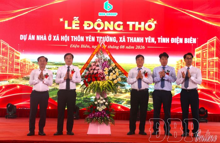 Tỉnh ủy, HĐND, UBND tỉnh tặng hoa chúc mừng Lễ động thổ Dự án Nhà ở xã hội thôn Yên Trường.
