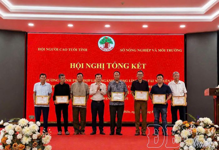 Lãnh đạo Sở Nông nghiệp và Môi trường trao Giấy khen cho tập thể, cá nhân có thành tích trong thực hiện chương trình phối hợp liên ngành giai đoạn 2022 - 2026.