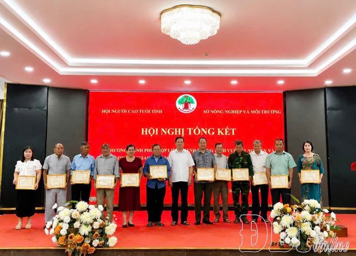 Lãnh đạo Hội Người cao tuổi tỉnh trao Giấy khen cho các tập thể, cá nhân có thành tích xuất sắc trong công tác phối hợp và phong trào người cao tuổi tham gia bảo vệ môi trường, giai đoạn 2022 - 2026.