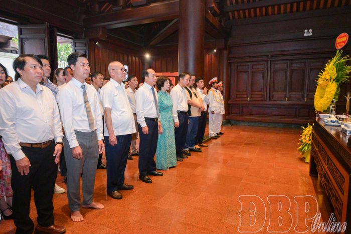 Đoàn đại biểu dự Đại hội viếng Đền thờ Liệt sĩ tại Chiến trường Điện Biên Phủ.