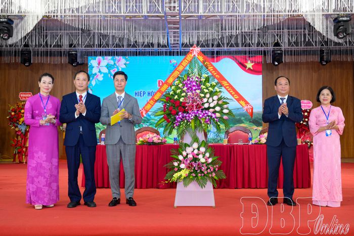 Phó Chủ tịch UBND tỉnh Nguyễn Minh Phú tặng hoa chúc mừng Đại hội.