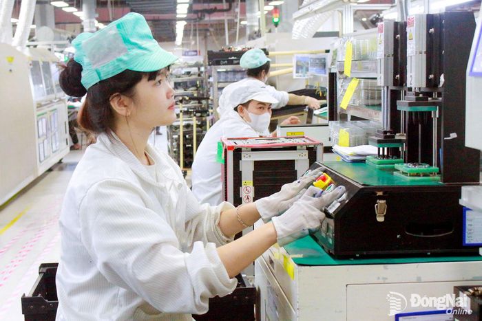 Công nhân Công ty TNHH Topbank Smart Đồng Nai Việt Nam (phường Long Thành) thích ứng nhanh với công nghệ mới.