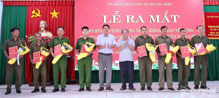 Lãnh đạo xã Bù Gia Mập trao quyết định thành lập Ban Chủ nhiệm mô hình Camera an ninh trên địa bàn xã.