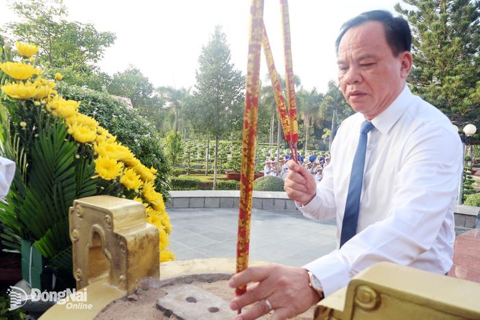 Phó Bí thư Thành ủy Võ Tấn Đức dâng hương viếng liệt sĩ trên đài liệt sĩ tại Nghĩa trang liệt sĩ thành phố. Ảnh: Nguyệt Hà