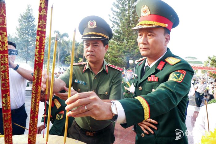Các Ủy viên Ban Thường vụ Thành ủy: Đại tá Võ Thành Danh, Chỉ huy trưởng Bộ Chỉ huy Quân sự thành phố; Thiếu tướng Nguyễn Đức Hải, Giám đốc Công an thành phố dâng hương viếng liệt sĩ. Ảnh: Nguyệt Hà