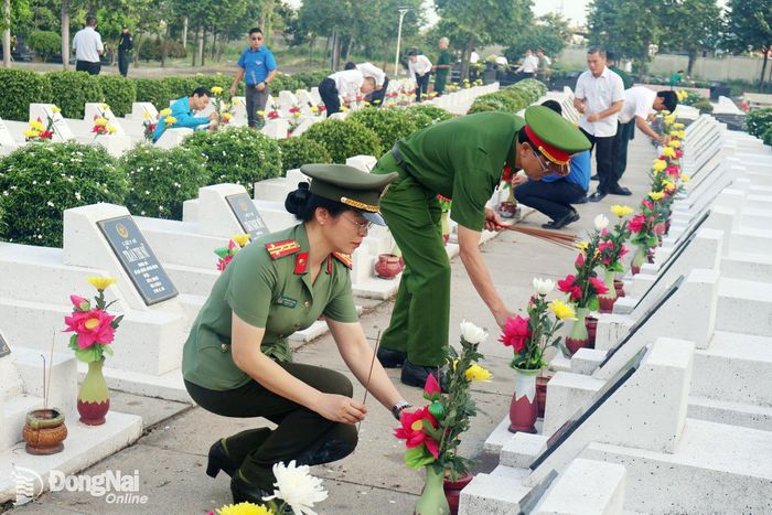 Lãnh đạo thành phố và các cơ quan, đơn vị dâng hương mộ liệt sĩ tập thể và từng mộ phần liệt sĩ. Ảnh: Nguyệt Hà