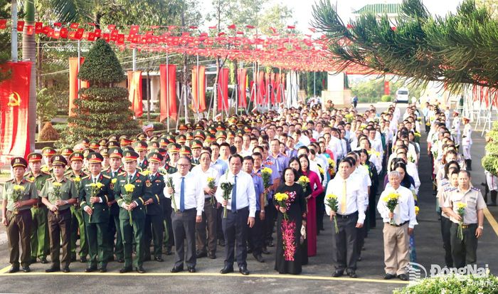 Lãnh đạo thành phố và các cơ quan, đơn vị nghiêm trang trước giờ viếng. Ảnh: Nguyệt Hà