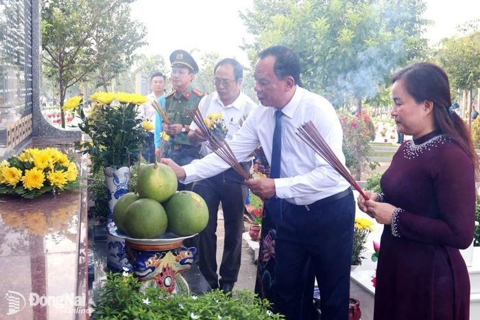 Phó Bí thư Thành ủy Võ Tấn Đức và đại biểu dâng hương tưởng nhớ liệt sĩ tại khu mộ tập thể Nghĩa trang liệt sĩ thành phố Đồng Nai. Ảnh: Nguyệt Hà