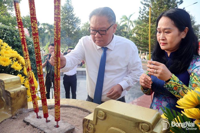 Các Ủy viên Ban Thường vụ Thành ủy: Phó Chủ tịch Thường trực HĐND thành phố Đặng Minh Nguyệt; Phó Chủ tịch Thường trực UBND thành phố Nguyễn Kim Long dâng hương viếng liệt sĩ trên đài liệt sĩ tại Nghĩa trang liệt sĩ thành phố. Ảnh: Nguyệt Hà