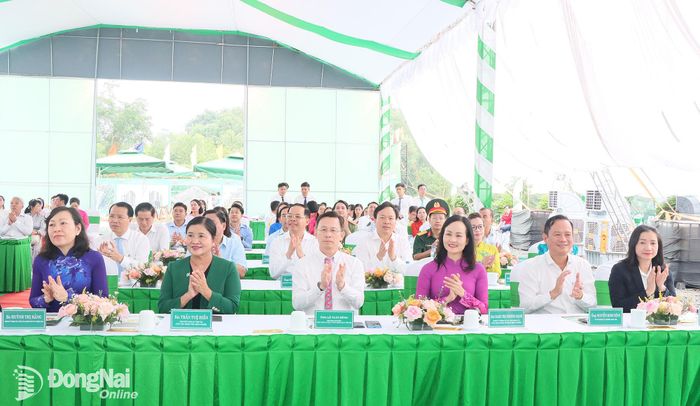 Phó Bí thư Thành ủy, Chủ tịch Ủy ban MTTQ Việt Nam thành phố Đồng Nai Huỳnh Thị Hằng; nguyên lãnh đạo tỉnh Bình Phước trước đây và các đại biểu tham dự lễ khởi công. Ảnh: Quang Minh