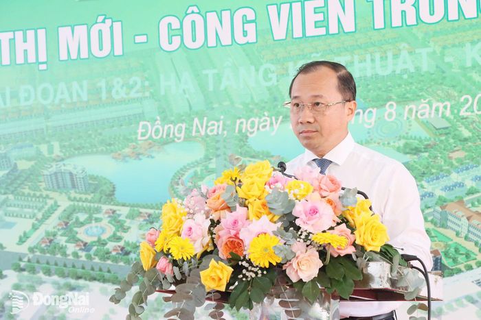 Thành ủy viên, Giám đốc Sở Xây dựng thành phố Đồng Nai Nguyễn Anh Tuấn phát biểu tại lễ khởi công. Ảnh: Quang Minh