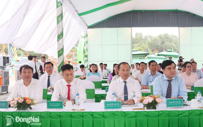 Thành ủy viên, Phó Chủ tịch UBND thành phố Đồng Nai Hồ Văn Hà và các đại biểu tham dự lễ khởi công. Ảnh: Quang Minh