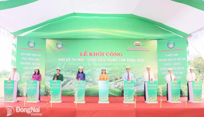 Ủy viên Trung ương Đảng, Phó Bí thư Thường trực Thành ủy, Chủ tịch HĐND thành phố Đồng Nai Tôn Ngọc Hạnh và các đồng chí lãnh đạo cùng nhà đầu tư thực hiện nghi thức bấm nút khởi công dự án. Ảnh: Quang Minh