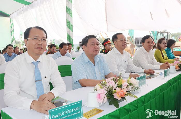 Lãnh đạo phường Bình Phước dự lễ khởi công. Ảnh: Quang Minh