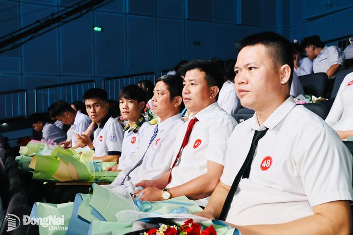 Giáo viên và các em học sinh tham dự hội nghị. Ảnh: Công Nghĩa
