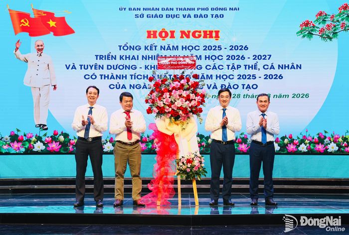 Ủy viên Ban Thường vụ Thành ủy, Phó Chủ tịch UBND thành phố Lê Trường Sơn tặng hoa của Thành ủy - HĐND - UBND - Ủy ban MTTQ Việt Nam thành phố Đồng Nai chúc mừng ngành giáo dục. Ảnh: Công Nghĩa