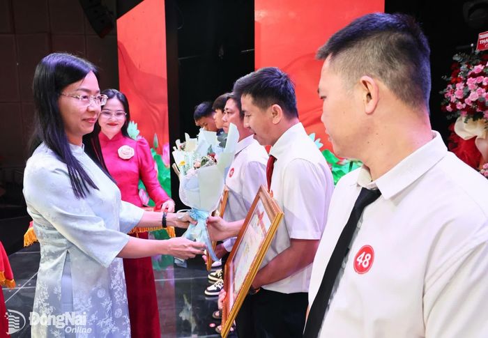 Các giáo viên tiêu biểu được khen thưởng tại hội nghị. Ảnh: Công Nghĩa