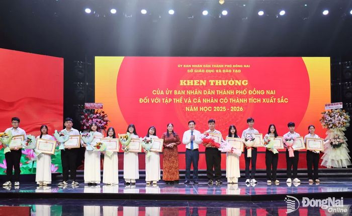Các em học sinh tiêu biểu được khen thưởng tại hội nghị. Ảnh: Công Nghĩa
