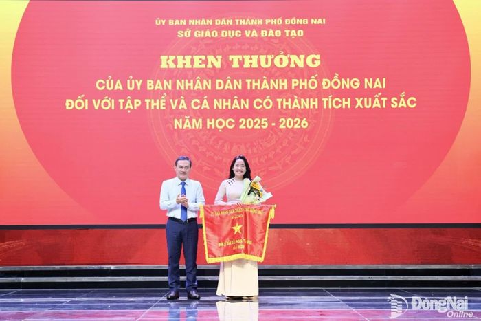 Ủy viên Ban Thường vụ Thành ủy, Phó Chủ tịch UBND thành phố Lê Trường Sơn trao Cờ thi đua xuất sắc năm 2025 của UBND thành phố cho Phòng Giáo dục mầm non thuộc Sở Giáo dục và Đào tạo. Ảnh: Công Nghĩa