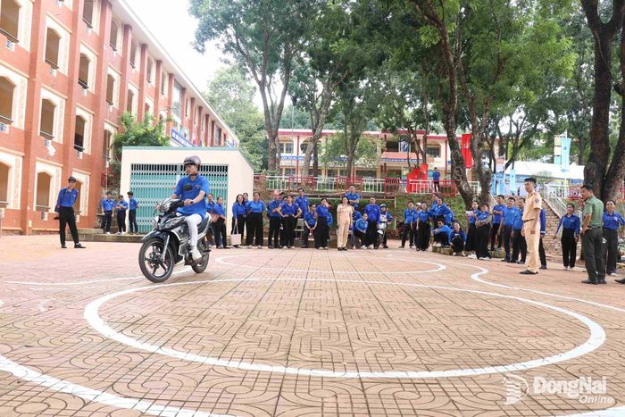 Các đoàn viên, thanh niên tham gia Hội thi “Traffic Game” tìm hiểu kiến thức pháp luật về giao thông và Hội thi “Pháp luật về giao thông và kỹ năng lái xe an toàn”. Ảnh: Ngọc Huyền