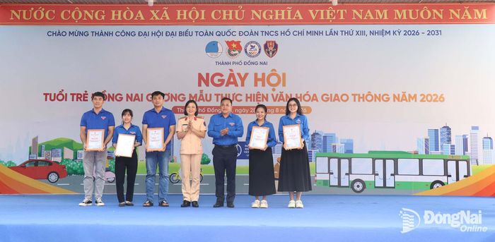 Ban tổ chức trao giải thưởng cho các đội thi có thành tích xuất sắc tại 2 hội thi. Ảnh: Ngọc Huyền