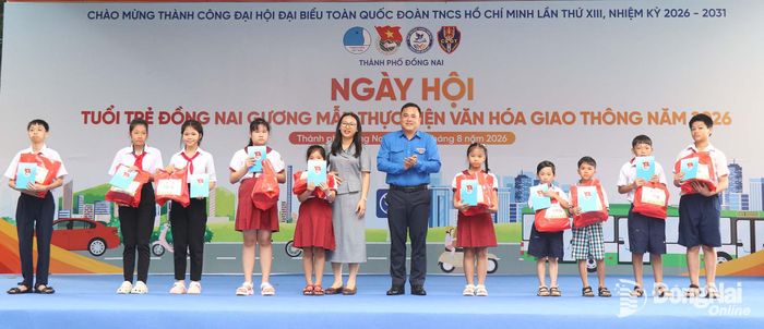 Ban tổ chức trao học bổng vượt khó trong học tập cho các em học sinh. Ảnh: Ngọc Huyền