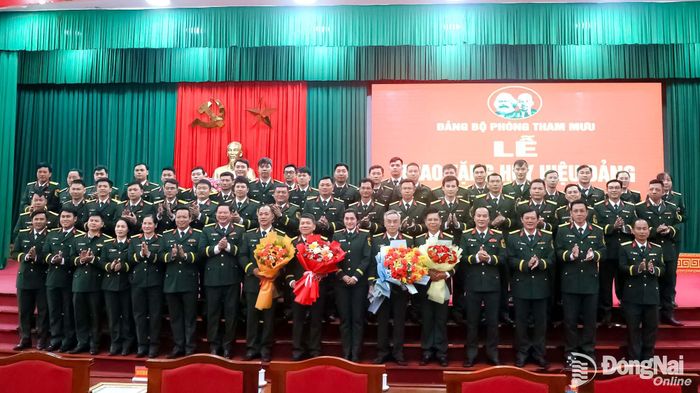 Thủ trưởng Đảng ủy, Bộ Chỉ huy Quân sự và các Đảng bộ trực thuộc chúc mừng các đảng viên nhận Huy hiệu Đảng. Ảnh: Nguyệt Hà
