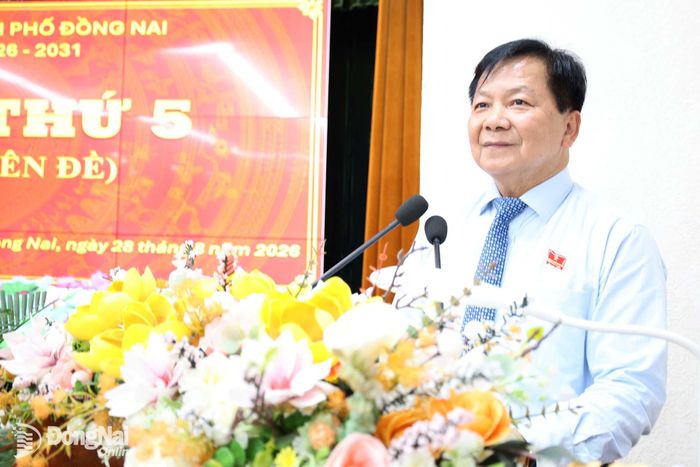  Thành ủy viên, Phó Chủ tịch HĐND thành phố Trần Văn Mi thông qua chương trình kỳ họp. Ảnh: Hồ Thảo