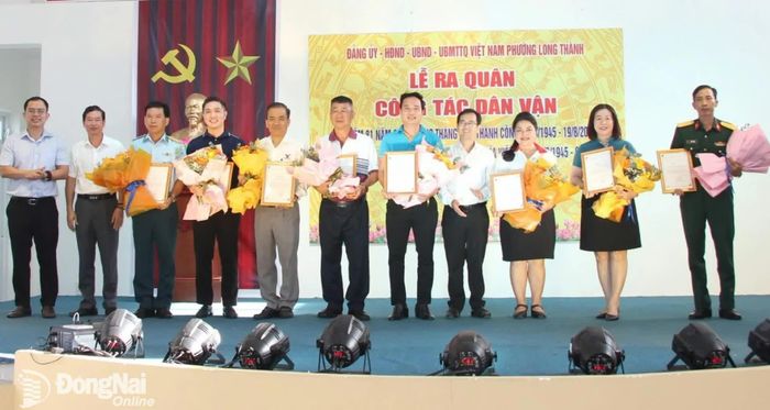 Lãnh đạo phường trao bảng tri ân và tặng hoa cho các mạnh thường quân. Ảnh: ĐPCC