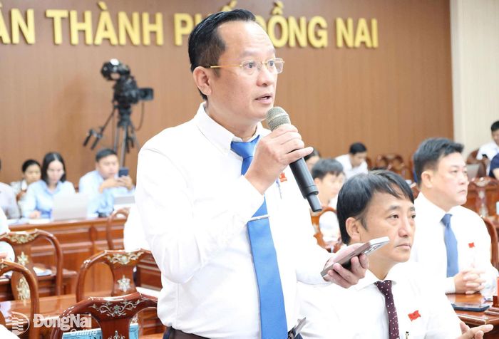 Đại biểu Nguyễn Minh Bình, Bí thư Đảng ủy phường Biên Hòa phát biểu ý kiến thảo luận. Ảnh: Hồ Thảo