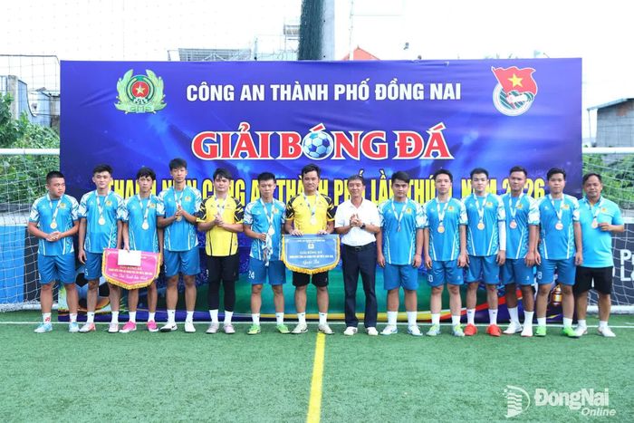 Ban tổ chức trao giải cho đội hạng ba Liên quân Cảnh sát. Ảnh: Huy Anh