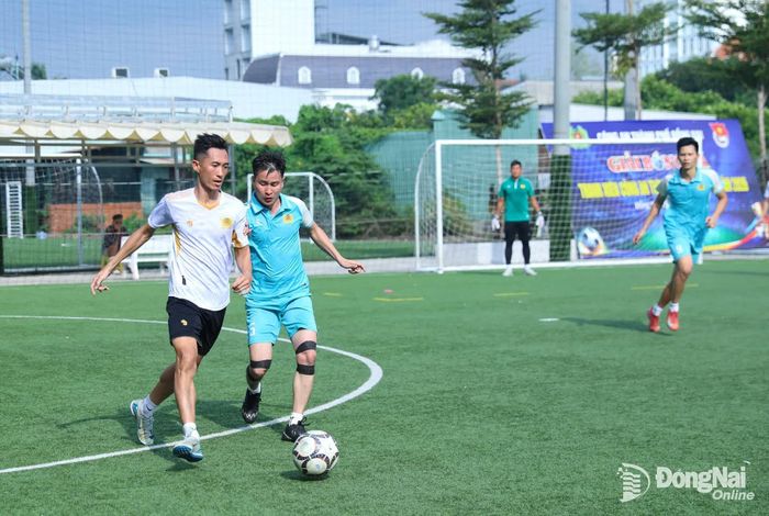 Trận chung kết giữa Liên quân Cảnh sát Quản lý hành chính và Liên quân Long Thành (áo trắng). Ảnh: Huy Anh
