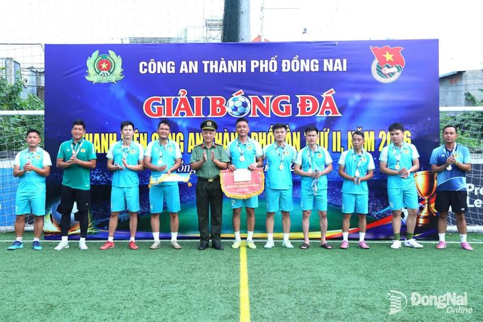 Ban tổ chức trao giải cho đội hạng nhì Liên quân Cảnh sát Quản lý hành chính. Ảnh: Huy Anh