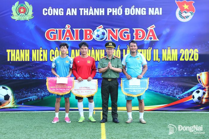 Ban tổ chức trao giải cá nhân. Ảnh: Huy Anh