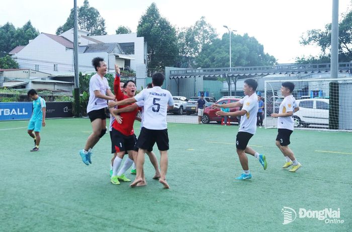 Đội Liên quân Long Thành (áo trắng) ăn mừng sau khi giành chiến thắng ở loạt sút phạt luân lưu. Ảnh: Huy Anh