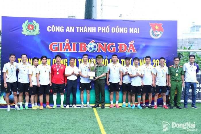 Ban tổ chức trao giải cho đội vô địch Liên quân Long Thành. Ảnh: Huy Anh