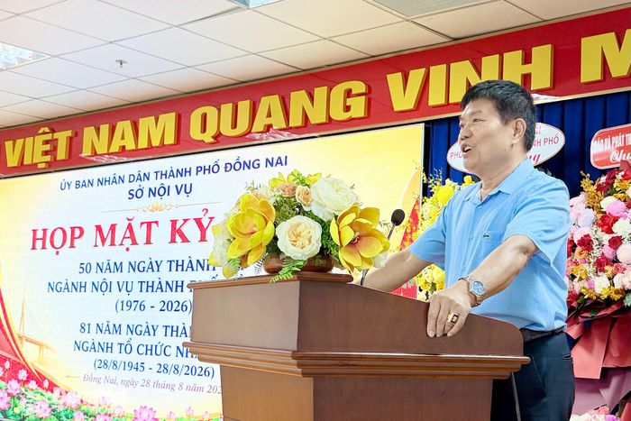 Nguyên lãnh đạo Sở Nội vụ tỉnh Bình Phước trước đây chia sẻ kỷ niệm tại buổi họp mặt. Ảnh: Công Nghĩa
