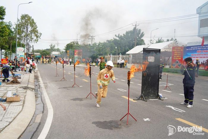 Các đội tham gia kiểm tra đội hình tổng hợp 300m chữa cháy, cứu người, cứu tài sản tại Cụm thi số 6. Ảnh: Lê Duy