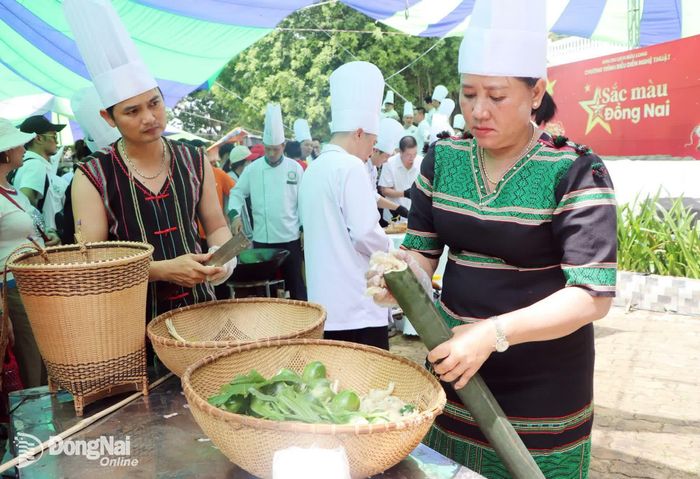 Đầu bếp tại Bù Gia Mập chuẩn bị món canh thục. Ảnh: Ngọc Liên