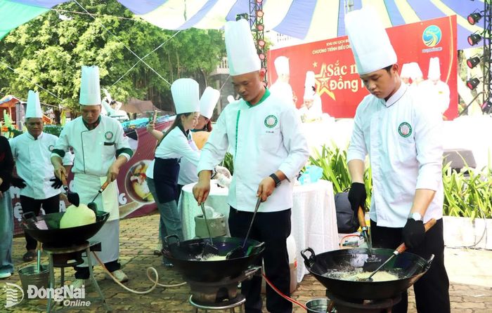 Biểu diễn món xôi chiên phồng. Ảnh: Ngọc Liên