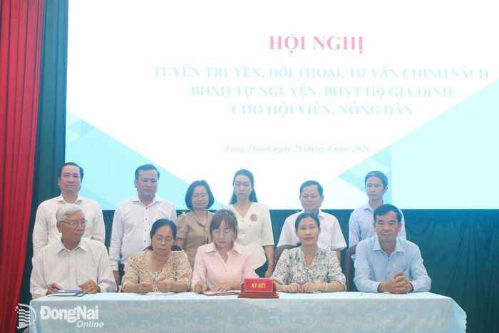 Nhiều hội viên, nông dân ký cam kết tham gia bảo hiểm xã hội tự nguyện, bảo hiểm y tế hộ gia đình sau khi được tư vấn, hỗ trợ. Ảnh: Mai Minh