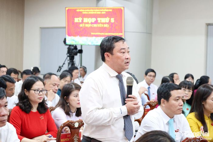 Thành ủy viên, Giám đốc Sở Nội vụ Nguyễn Hữu Định trao đổi nội dung liên quan đến nghị quyết tại kỳ họp. Ảnh: Hồ Thảo