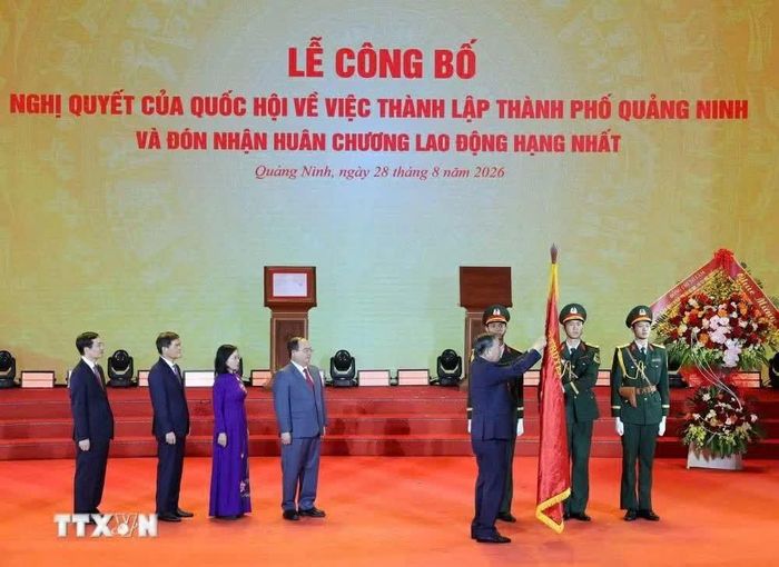Tổng Bí thư, Chủ tịch nước Tô Lâm trao tặng Huân chương Lao động hạng Nhất cho Đảng bộ, Chính quyền và nhân dân thành phố Quảng Ninh. Ảnh: Thống Nhất/TTXVN
